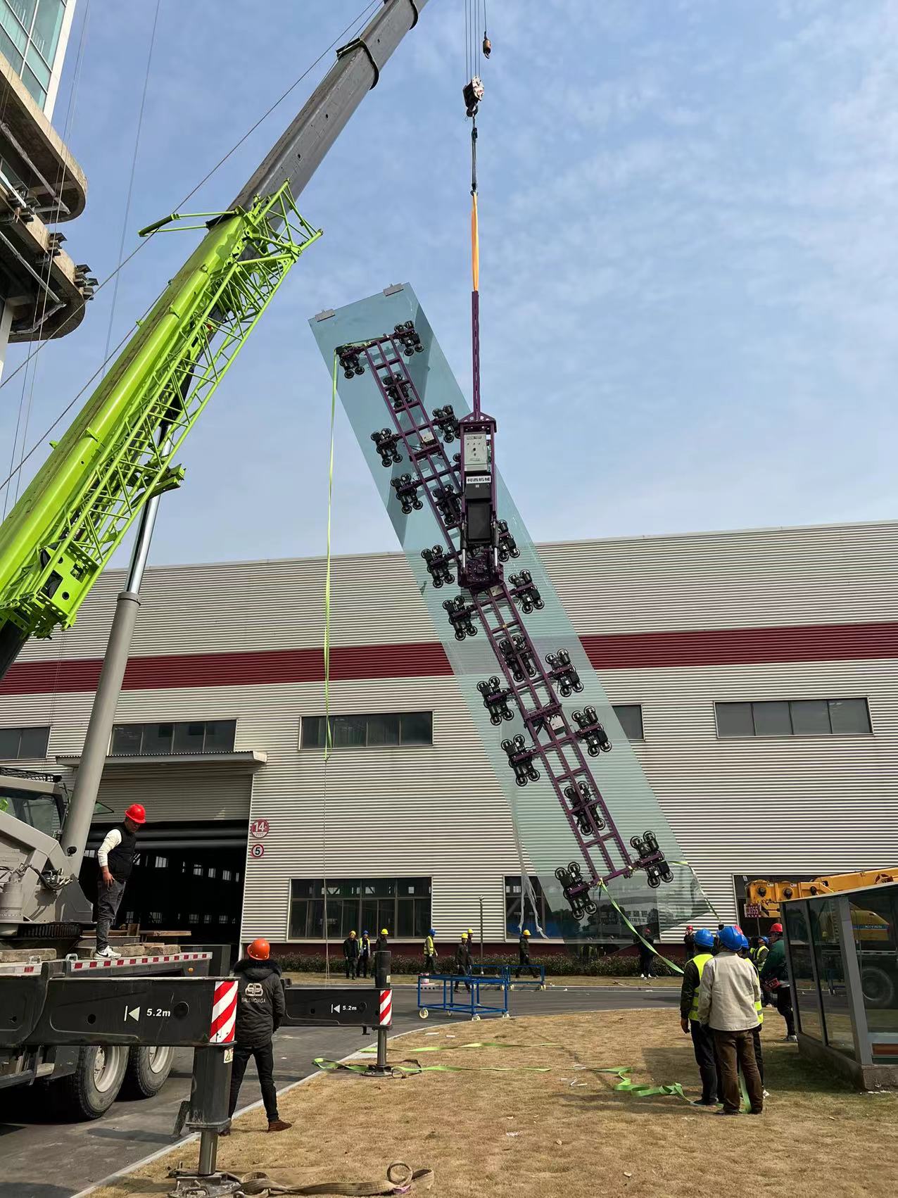 The Largest cambered Glass unit installation lifter (6)