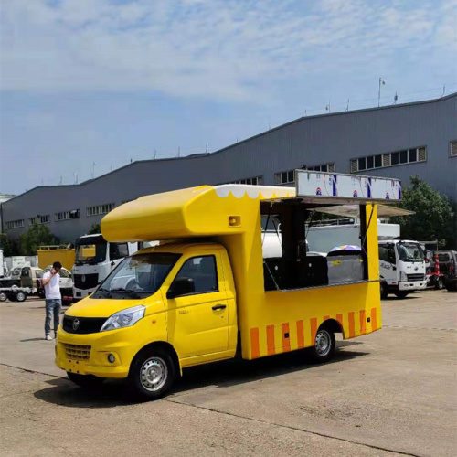 Food truck de brochettes de bœuf rôti de rue