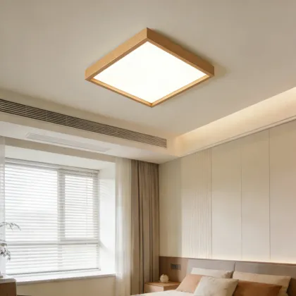 Ceiling lamp with uniform light spread