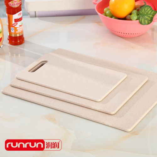 Разделочная доска соломенного цвета для использования на кухне