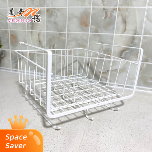 A cesta suspensa do armário tem um gancho branco