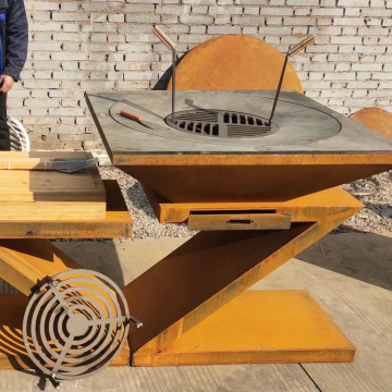 Moderne buiten BBQ -grills gemaakt van cortenstaal