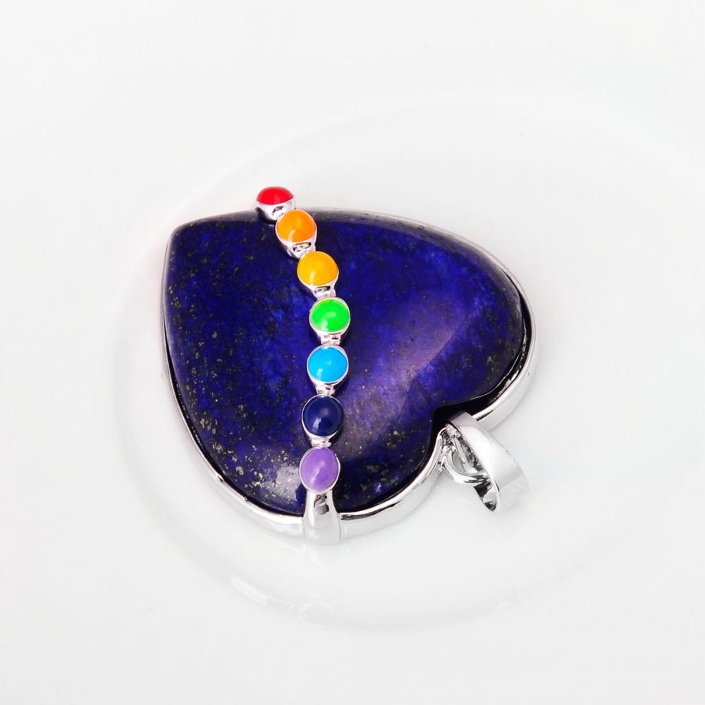 Pendentif en forme de coeur en lapis-lazuli et sept pierres chakras