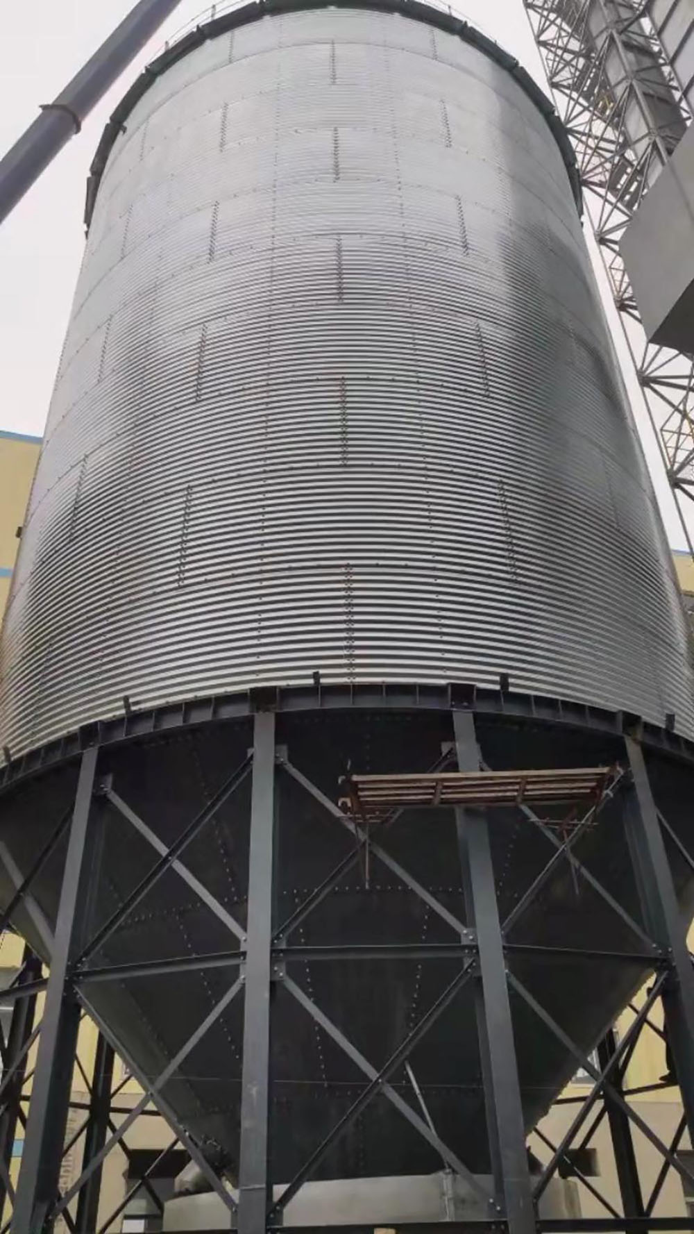 Fly ash air separation in building materials industry