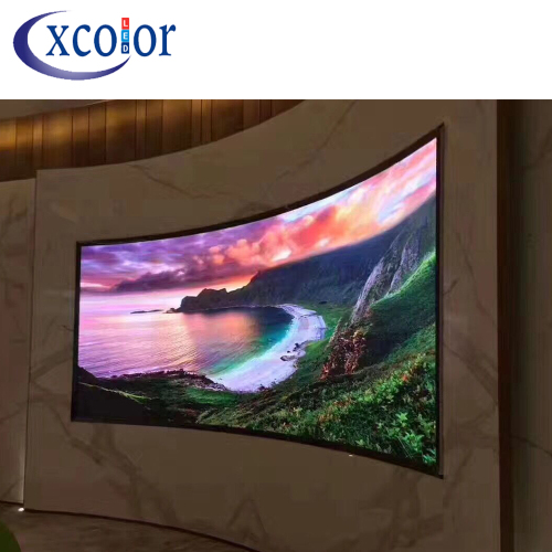 Ekran telewizyjny z zakrzywioną diodą LED o wysokiej jakości w pomieszczeniach