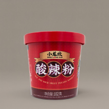 Würzige köstliche Instantnudeln mit heißem saurem Geschmack