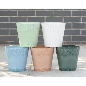 Bacia artesanal elegante com escultura ornamentada