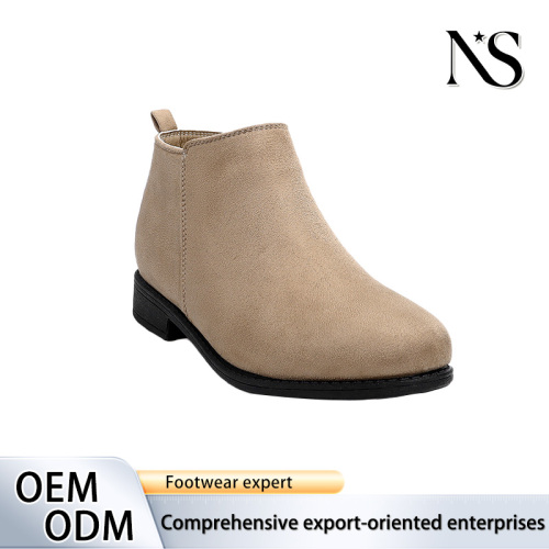 Botas femininas de salto baixo em tom neutro