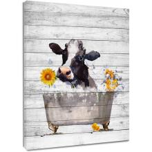 Lembu rumah ladang lucu dengan bunga matahari di tab mandi