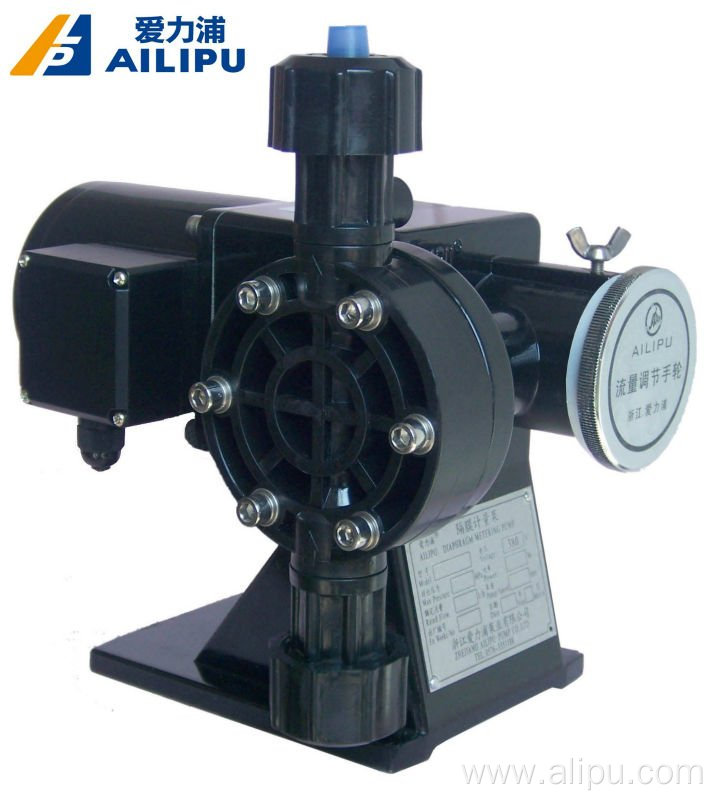 Automatic chemical dosing pump with tank