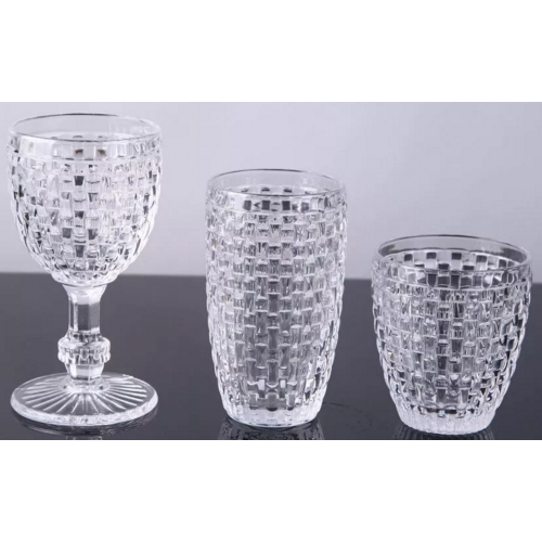 手作りのクリスタルガラスの飲用カップとゴブレット織りのパターン