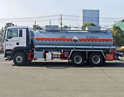 Sinotruk 6*4 Sulfuric Acid Hydrochloric Transport Vehicle