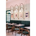 Pas houten restaurant groene lederen cabine zitplaatsen aan met tafelsets voor caférestaurant