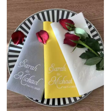 Спеціально складені серветки з кишеньковими столовими приборами