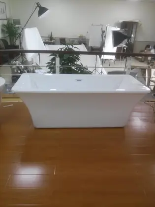 Square Design Acrylic Bathtub