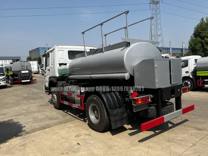 SINOTRUCK 4X4 Off-road Lubricants Oil/Fuel Delivery Vehicle