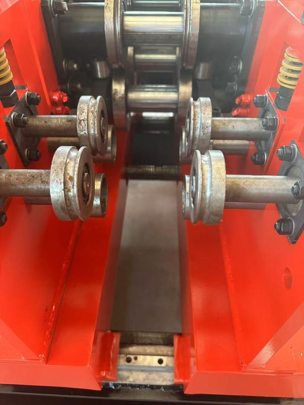 Yiping automatic bridge cover forming machine (with reinforcement)