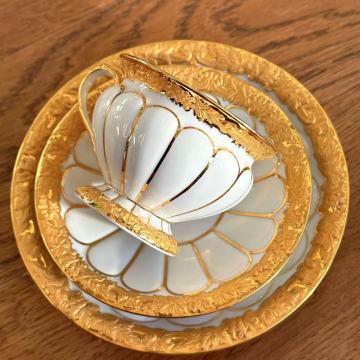 Luxury Gold-Trimmed Porcelain Set - Timeless Elegance