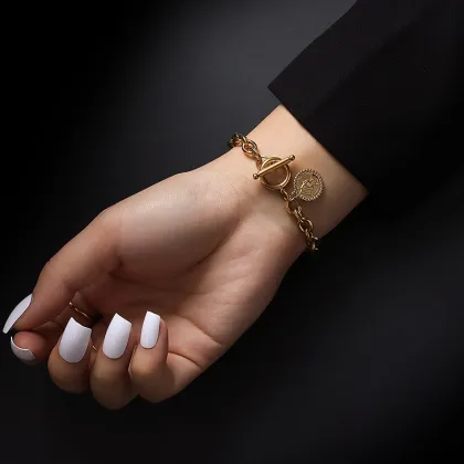 Wholesale Luxury Queen Elizabeth Head Coin OT Buckle Chain Bracelet in Titanium Steel for Women