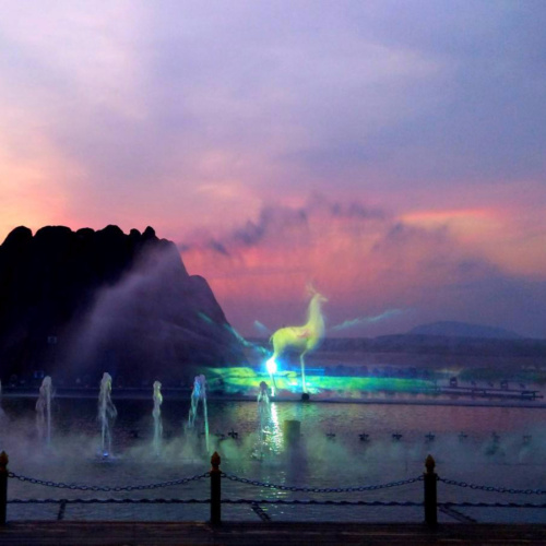 Экрани рақси рақси мусиқӣ Обро дар беруни бино нишон медиҳад