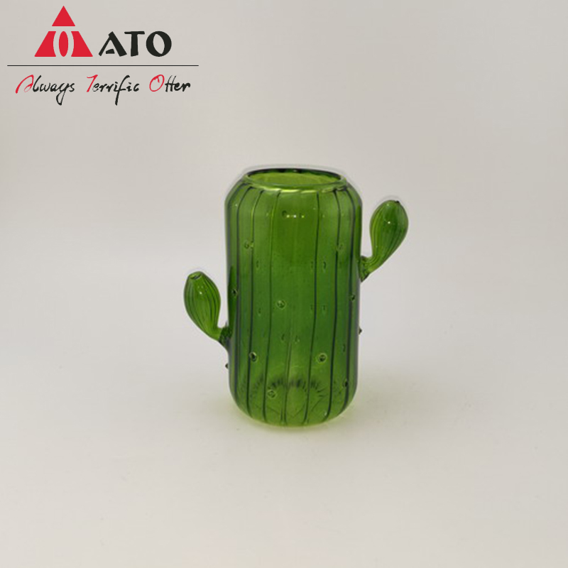 Vaso di vetro a forma di cactus a mano a mano.