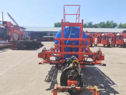 self propelled sprayer vs trailed sprayer