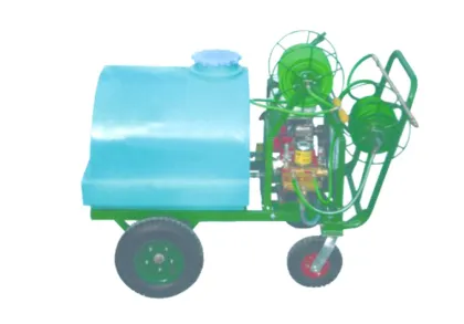 Garden pesticide spraying machine