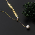 Collar de perlas modernas con diseño de trigo y acero