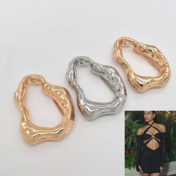 Accessori da bagno di lusso resistenti al cloro: anello irregolare con fibbia dorata e connettori a tracolla da spiaggia in bikini in metallo