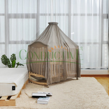 Bayi menggunakan kelambu pelindung radiasi tempat tidur kanopi