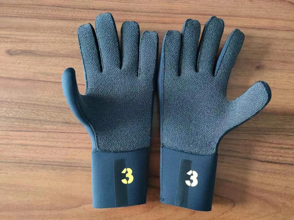 Designer confortable surf sur des gants en néoprène