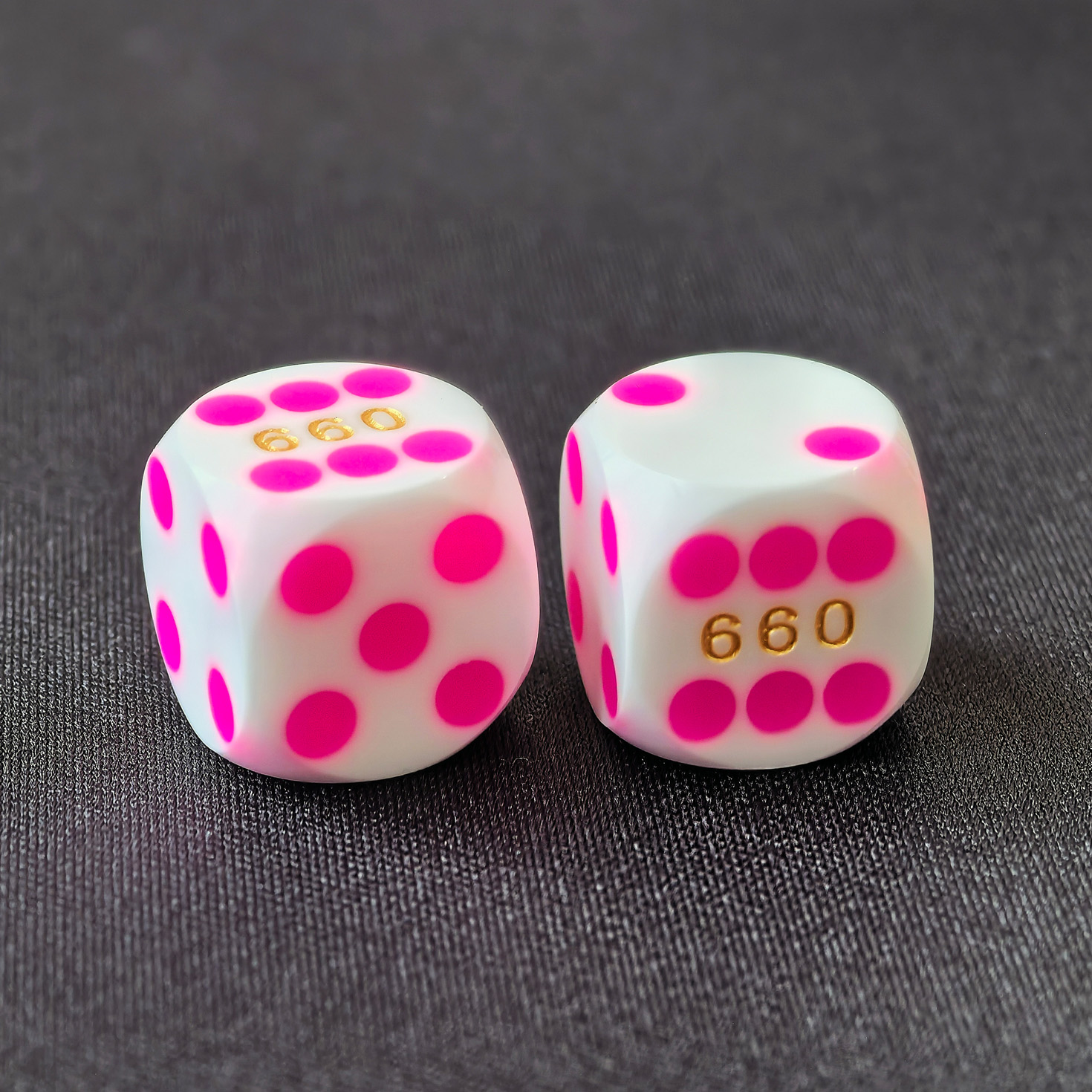 BCD P04005D12: White Dice with pink dots