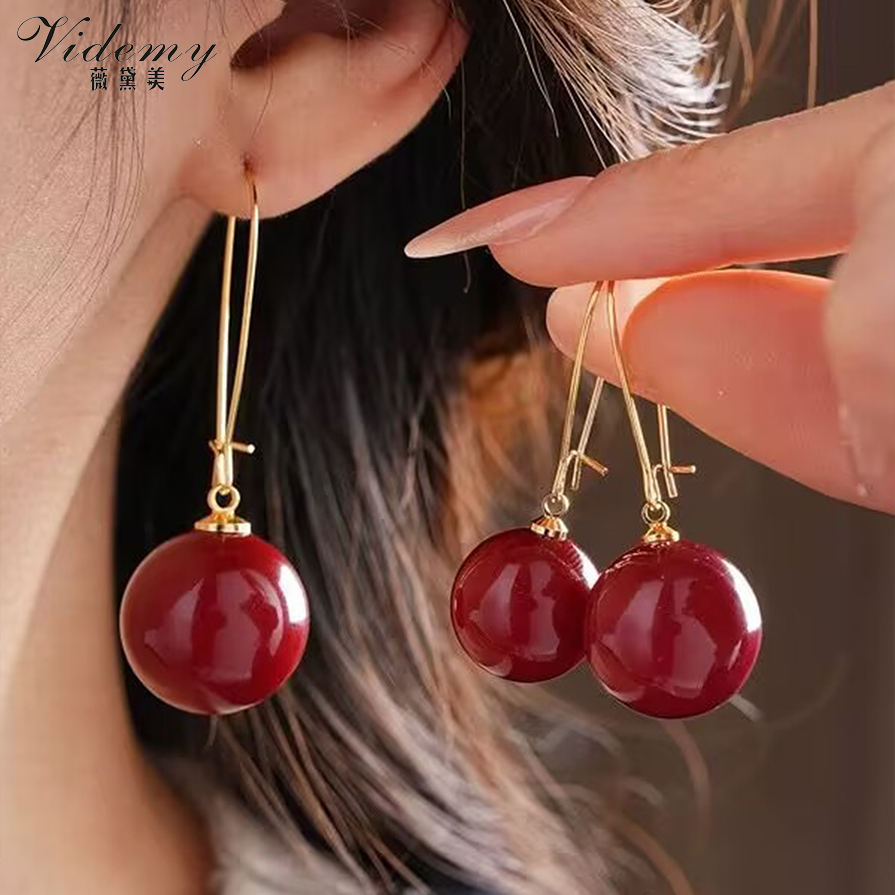 Stylish Exaggerated Pearl Earrings in Classic Retro Fashion