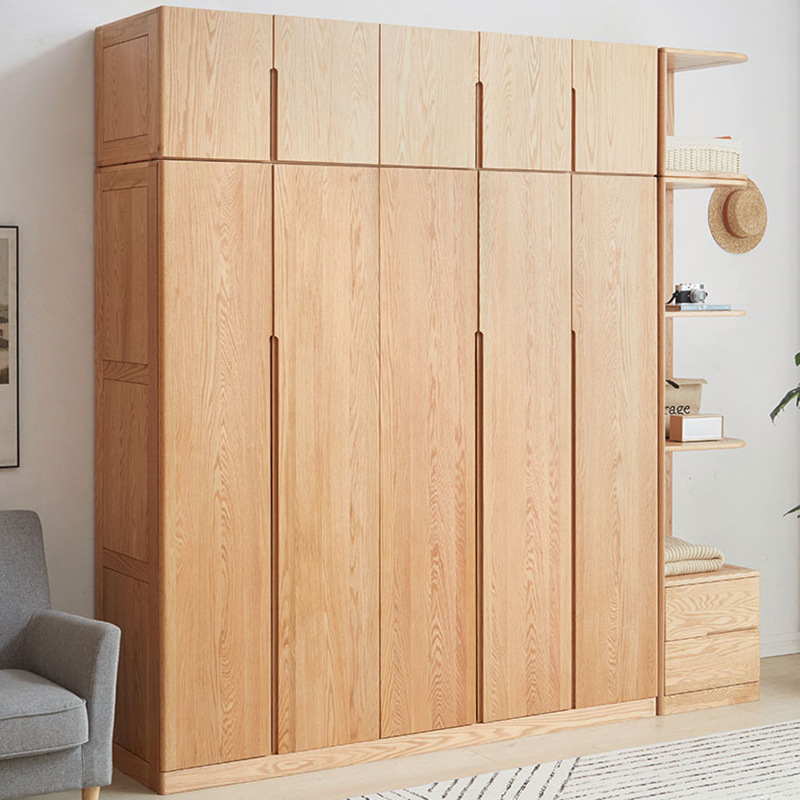 Garde-robe en bois massif de style moderne