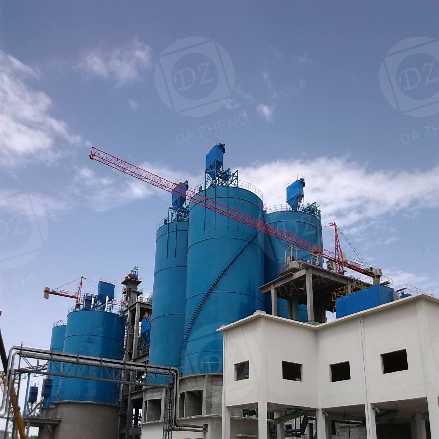Silos for mineral powder processing plants