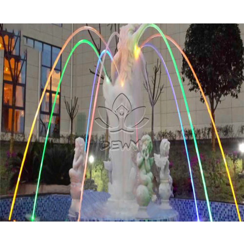 ایک جھیل میں فلوٹنگ سسٹم کے ساتھ میوزک فاؤنٹین