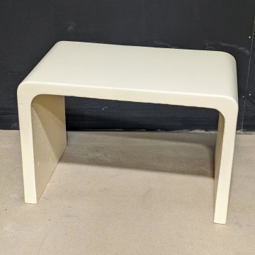 Reine weiße elegante minimalistische Beton -Beistelltisch