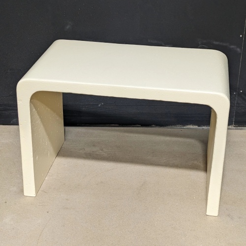 Reine weiße elegante minimalistische Beton -Beistelltisch
