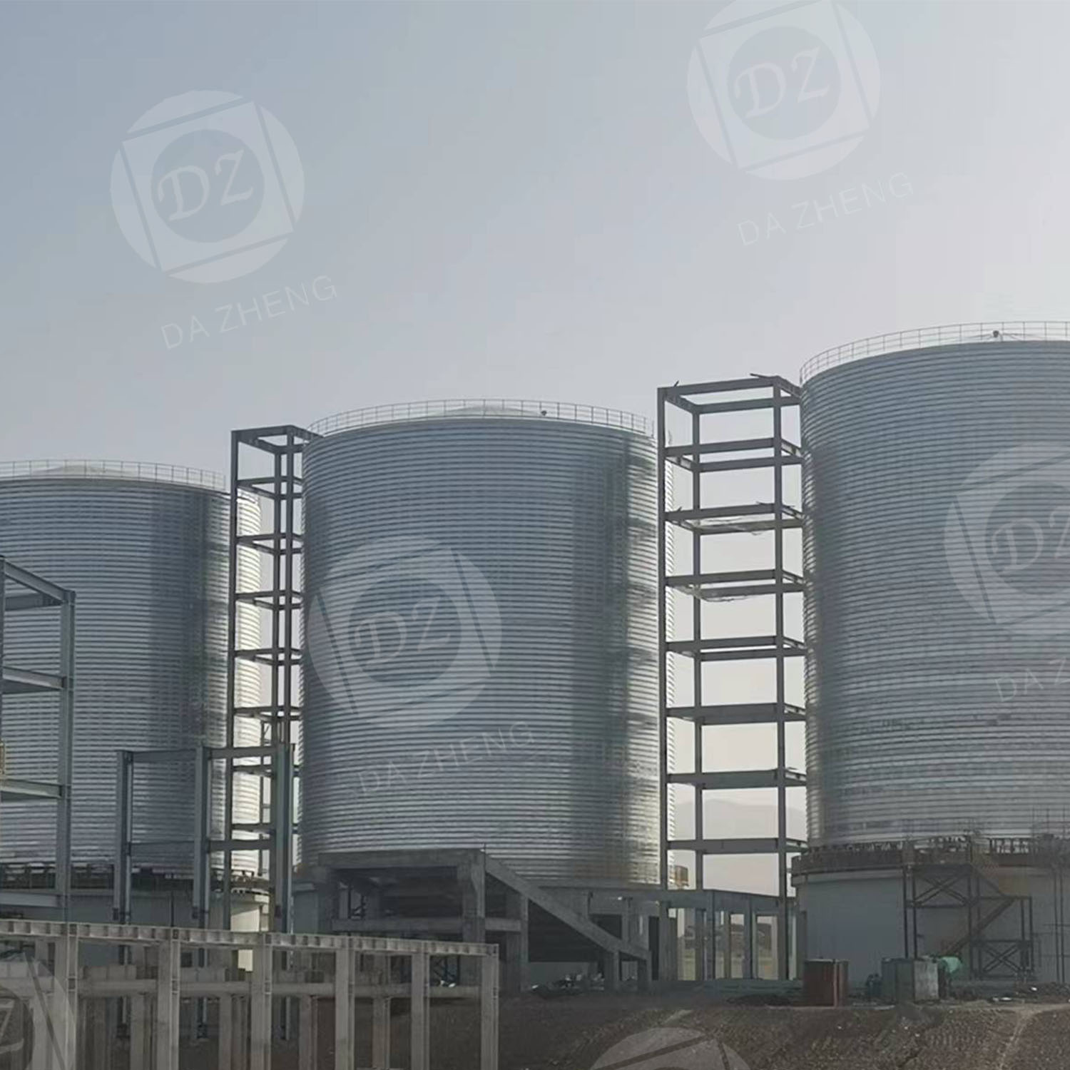 Steel plate silo for finished building materials