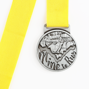Médaille de course en métal de placage en argent levé à la main