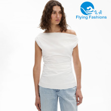 Top blanco asimétrico con hombros descubiertos