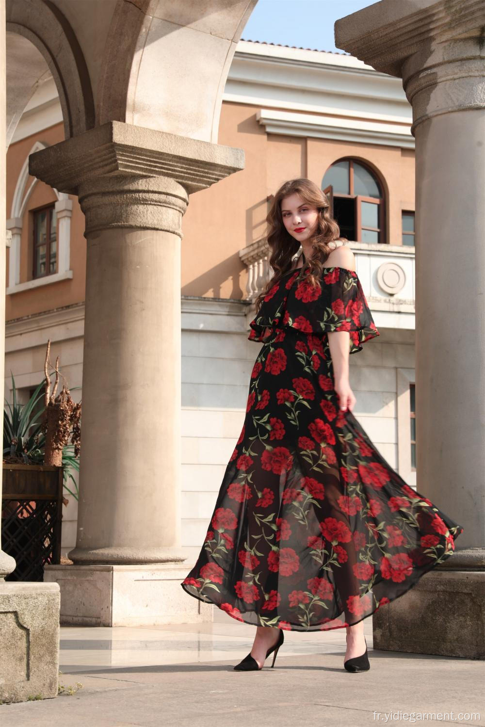 Robe longue fleurie rouge à épaules dénudées