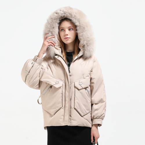女性の冬のコートの特別なデザイン