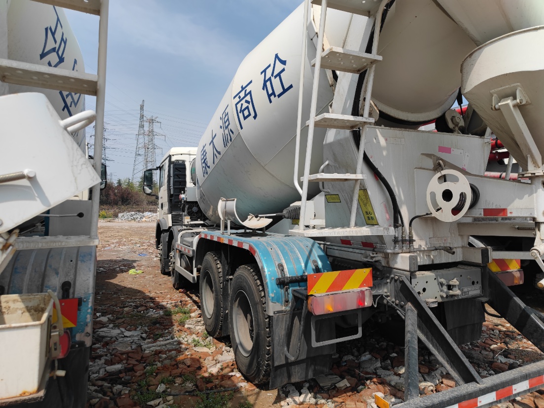 4-Axle 12-cubic-meter HOWO Chassis Concrete Mixer Truck
