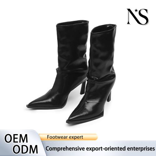 Botines de piel negra con tacón de aguja y puntera en punta