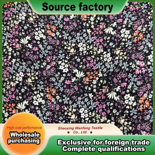 Siyah taban üzerinde küçük çiçek desenli