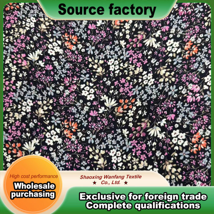 Siyah taban üzerinde küçük çiçek desenli