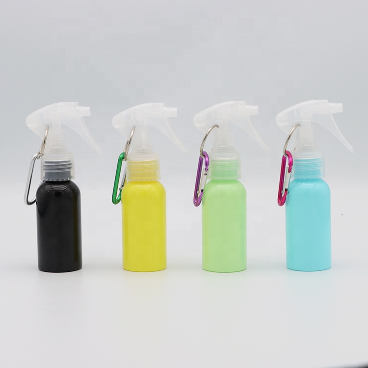 Fabrikanten Aangepaste kleuren 30 ml 50 ml 60 ml PET Draagbare alcohol ontsmelder Spuitfles met sleutelhanger