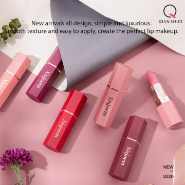 Rossetto opaco vellutato con forte effetto schiarente