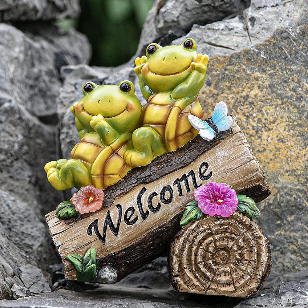 Tortues mignonnes sur la bûche avec des lumières LED solaires